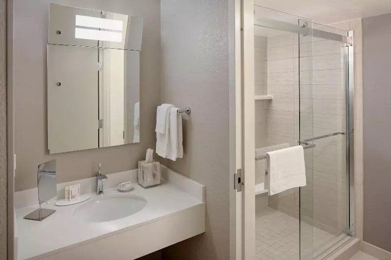 クイーンサイズベッドのスイートルーム, Courtyard By Marriott Key West Waterfront