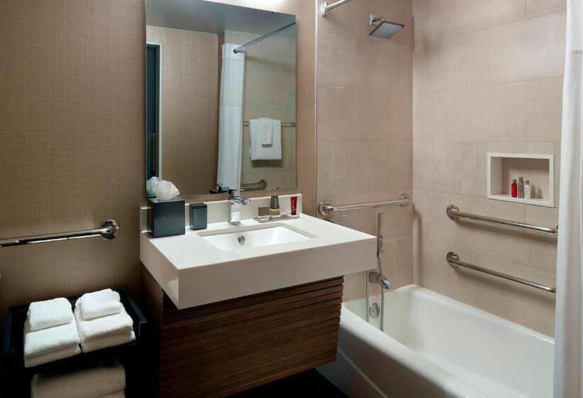 غرفة قياسية سرير كينج, Charlotte Marriott City Center