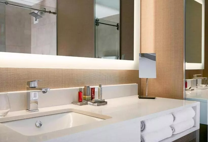 اتاق لوکس با تخت بزرگ, Charlotte Marriott City Center