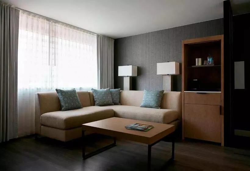 اتاق اجرایی با تخت بزرگ, Charlotte Marriott City Center