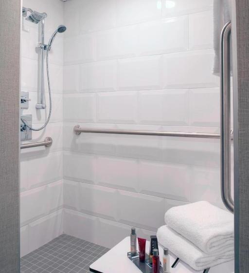חדר סטנדרט מותאם לאדם עם מוגבלויות, Kansas City Airport Marriott