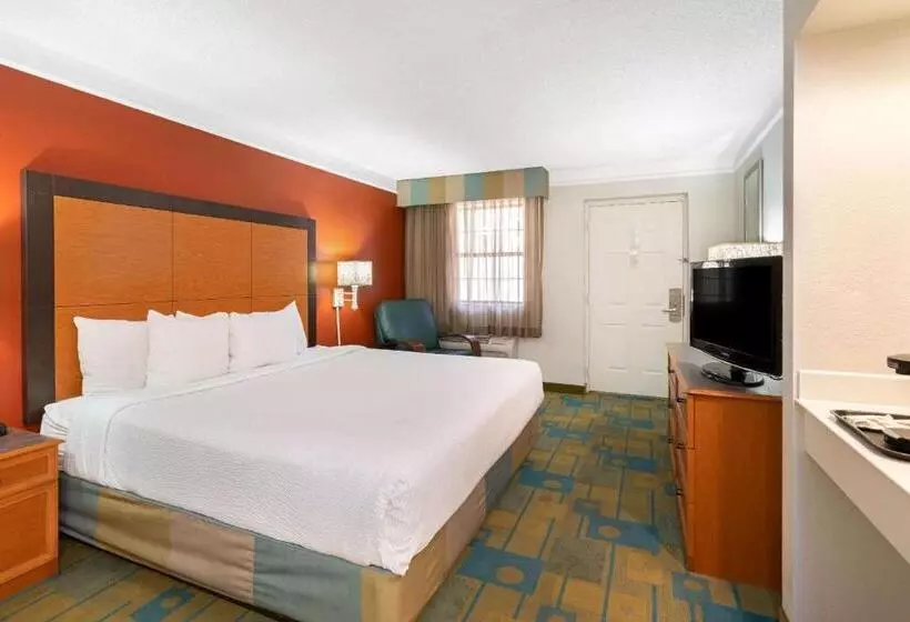 キングサイズベッドのデラックスルーム, La Quinta Inn By Wyndham Phoenix Sky Harbor Airport