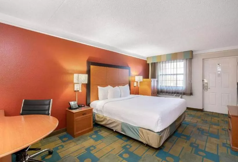 身障者適用キングサイズベッドルーム, La Quinta Inn By Wyndham Phoenix Sky Harbor Airport