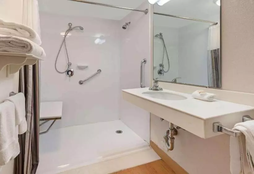 身障者適用キングサイズベッドルーム, La Quinta Inn By Wyndham Phoenix Sky Harbor Airport