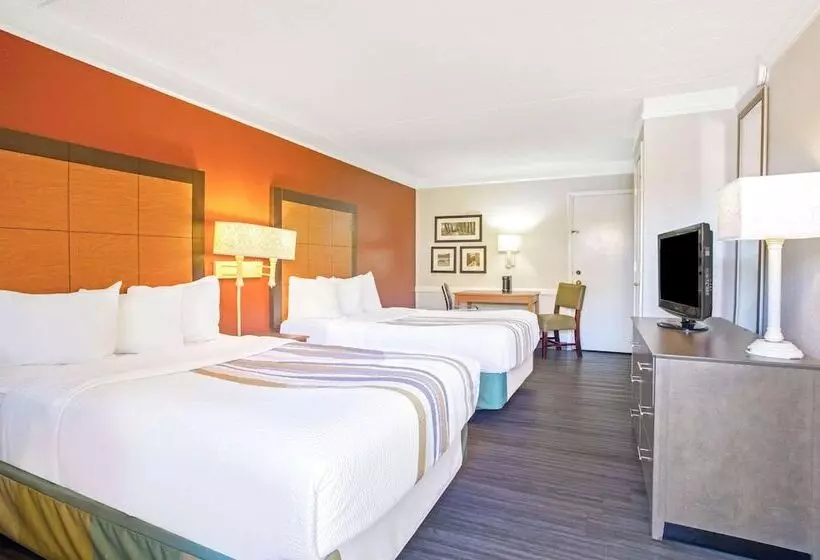 ２ダブルベッドのスタンダードルーム, La Quinta Inn By Wyndham Victoria