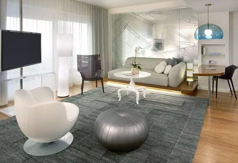 استودیوی لوکس, Mondrian Los Angeles In West Hollywood