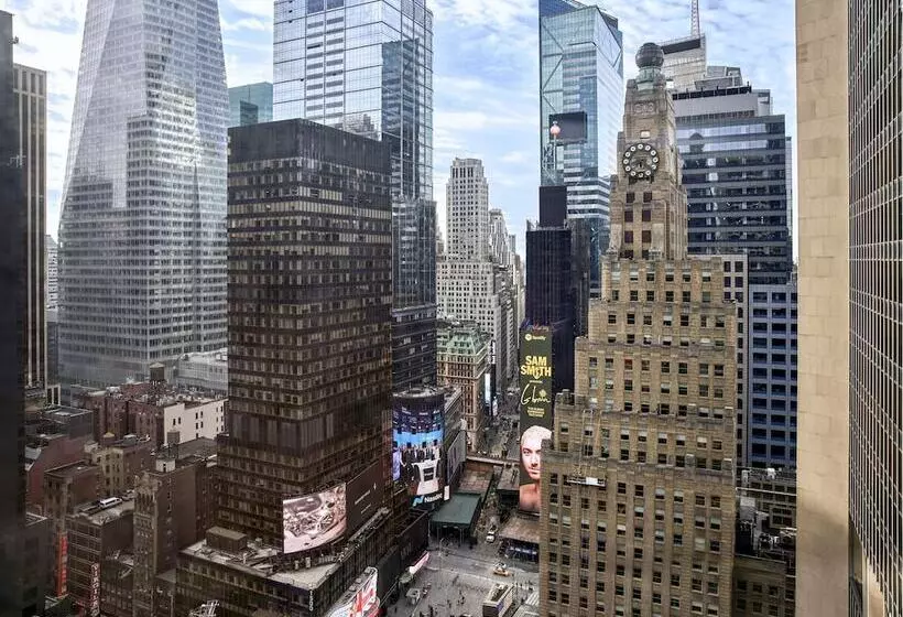 Superior-invahuone, New York Marriott Marquis