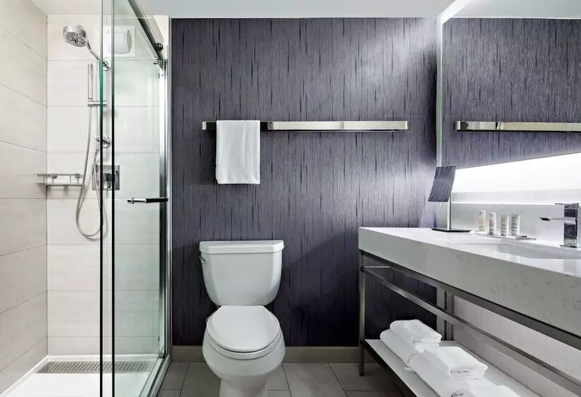 Superior-invahuone, New York Marriott Marquis
