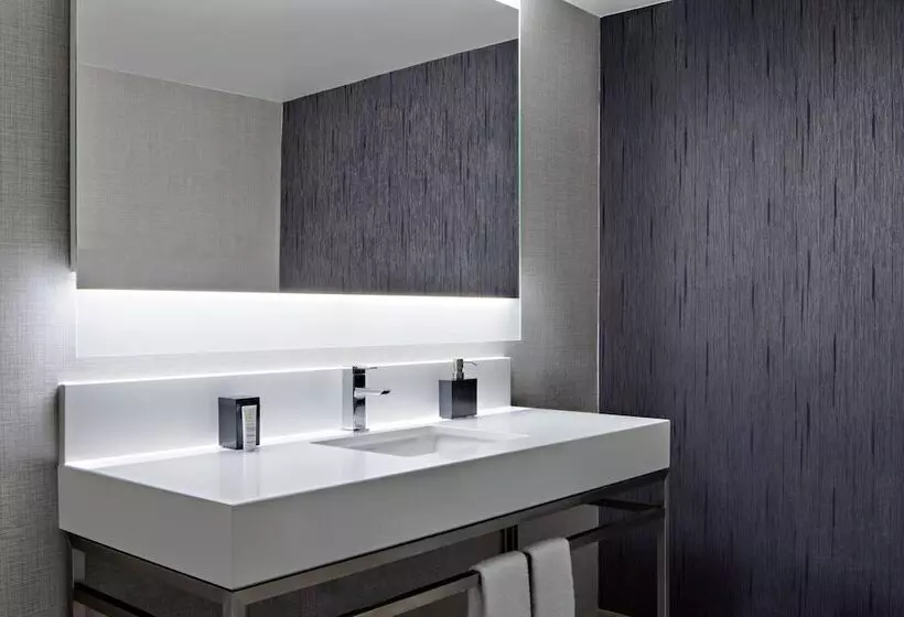 Superior-invahuone, New York Marriott Marquis