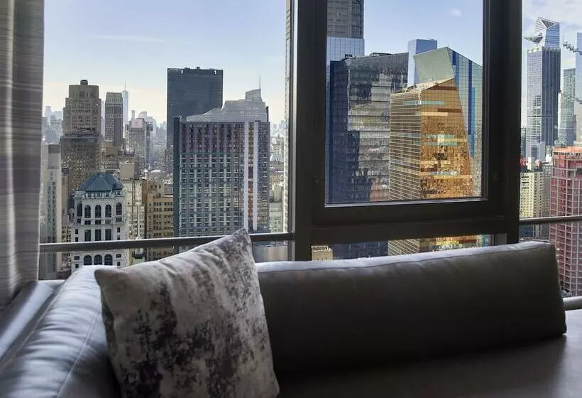 Superior-invahuone, New York Marriott Marquis