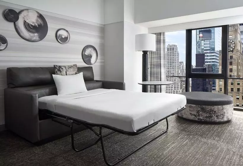 Superior-invahuone, New York Marriott Marquis