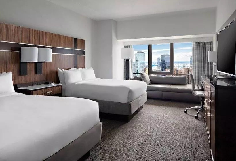 Superior-invahuone, New York Marriott Marquis