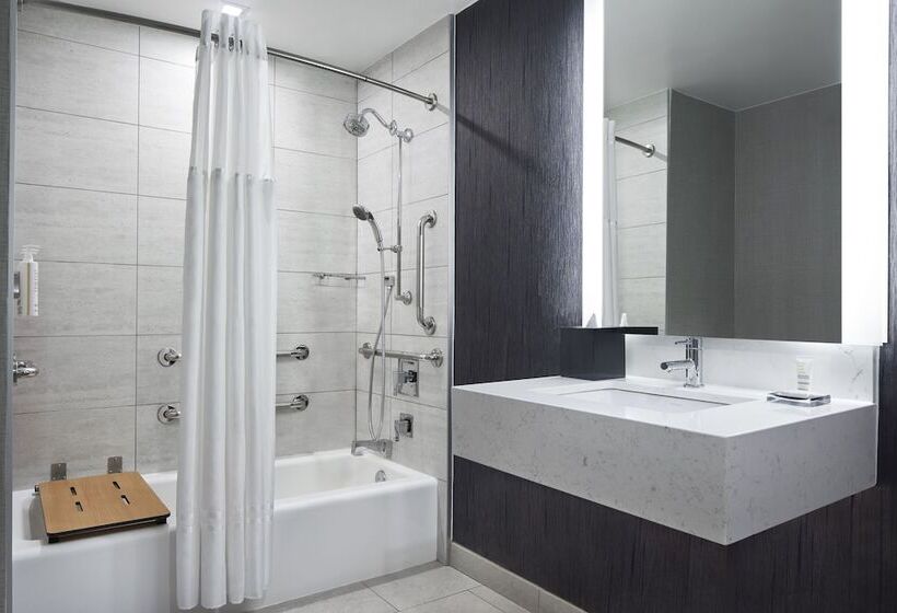 适合残疾人士使用的高档房间, New York Marriott Marquis