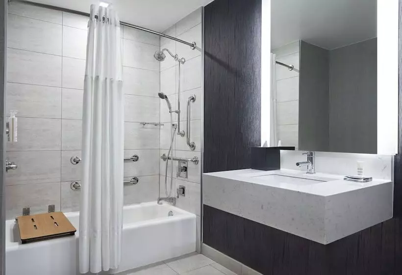 Superior-invahuone, New York Marriott Marquis