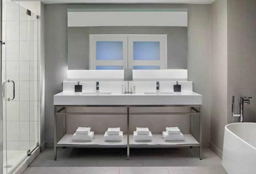 Superior-invahuone, New York Marriott Marquis