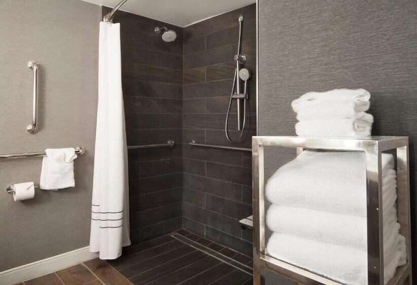 חדר סטנדרט, מיטת קינג, מותאם לאדם עם מוגבלויות, Omaha Marriott