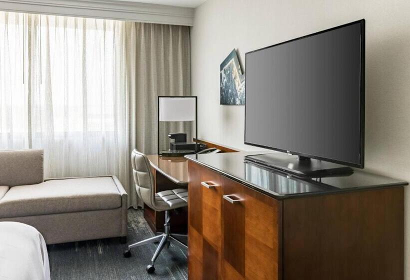 适合残疾人士使用的带超级大床的标准间, Richmond Marriott