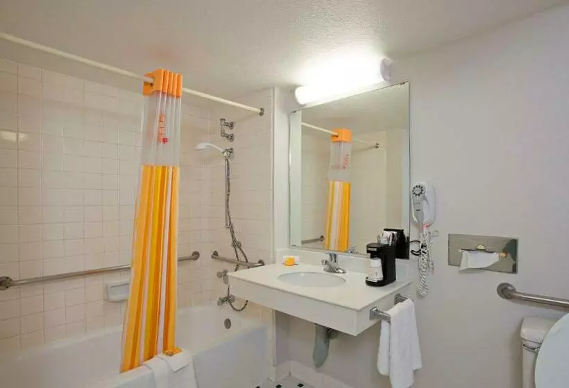 اتاق استاندارد با تخت بزرگ برای معلولان, Super 8 By Wyndham San Bernardino