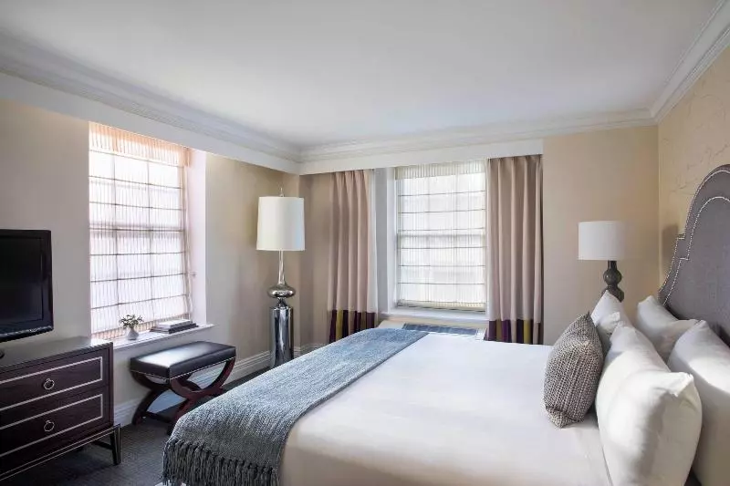 اتاق لوکس با تخت بزرگ, The Mayflower Hotel, Autograph Collection