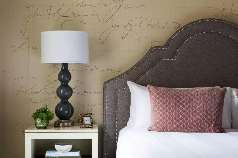اتاق لوکس با تخت بزرگ, The Mayflower Hotel, Autograph Collection