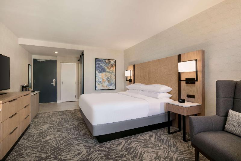 Стандартный Номер Кровать Кинг, Doubletree By Hilton Canton Downtown