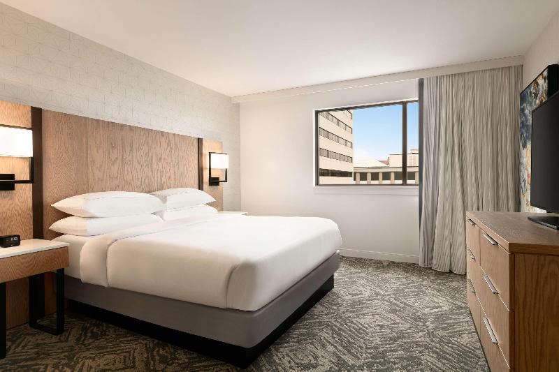 스탠다드 룸 킹사이즈 침대, Doubletree By Hilton Canton Downtown