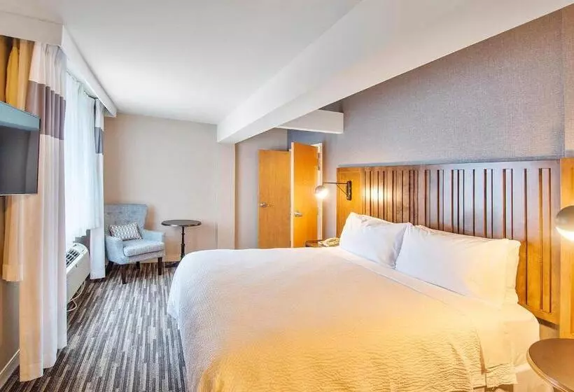 キングサイズベッドのスイートルーム, Four Points By Sheraton Melville Long Island