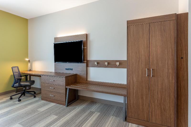 带大床的标准间, Holiday Inn Express & Suites   Springfield North, An Ihg