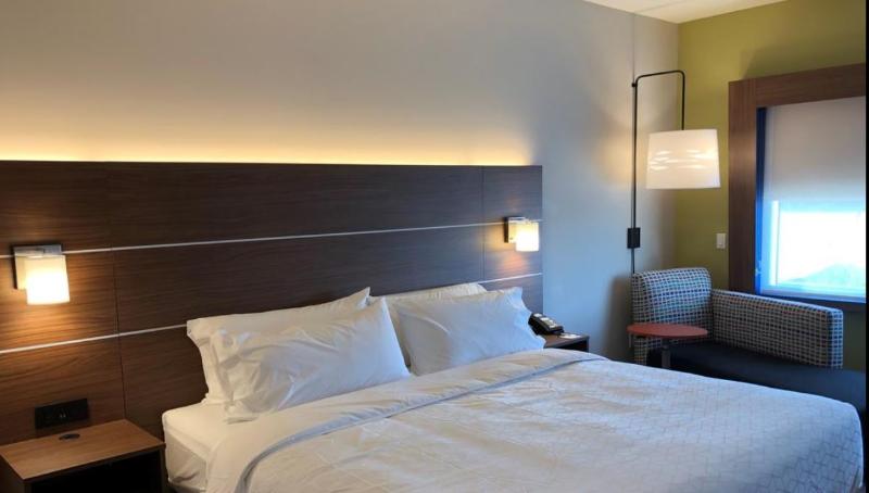 带大床的标准间, Holiday Inn Express & Suites   Springfield North, An Ihg
