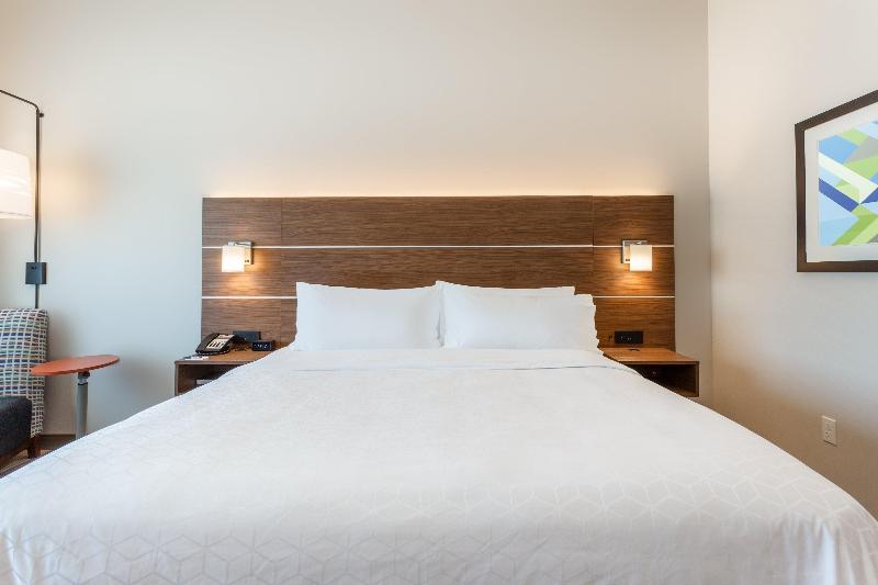 适合残疾人士使用的带超级大床的标准间, Holiday Inn Express & Suites   Springfield North, An Ihg