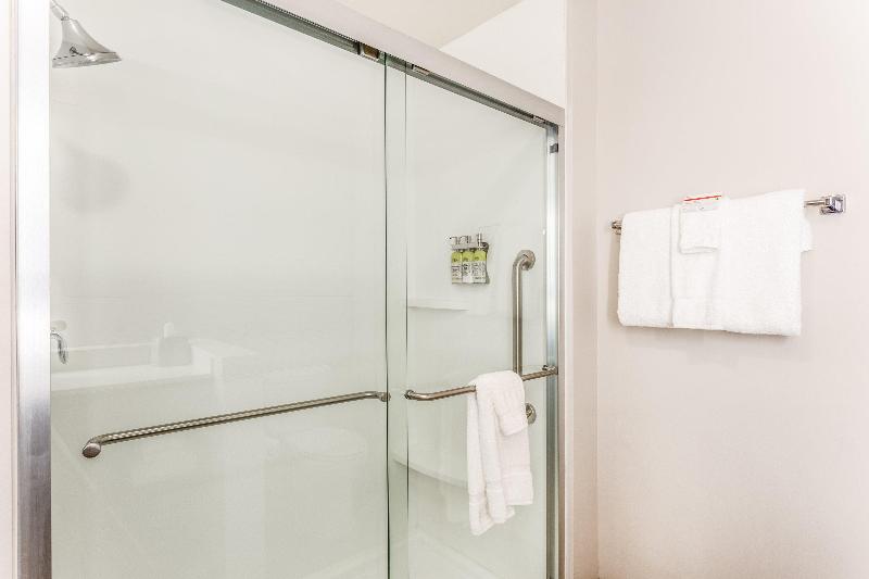 Номер Стандарт Кровать Кинг Адаптированный для Инвалидов, Holiday Inn Express & Suites Springfield North, An Ihg