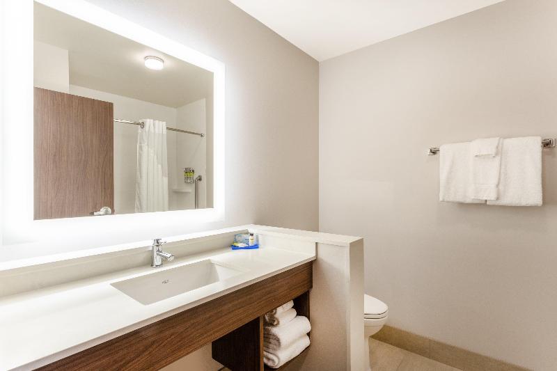 带大床的套房, Holiday Inn Express & Suites   Springfield North, An Ihg