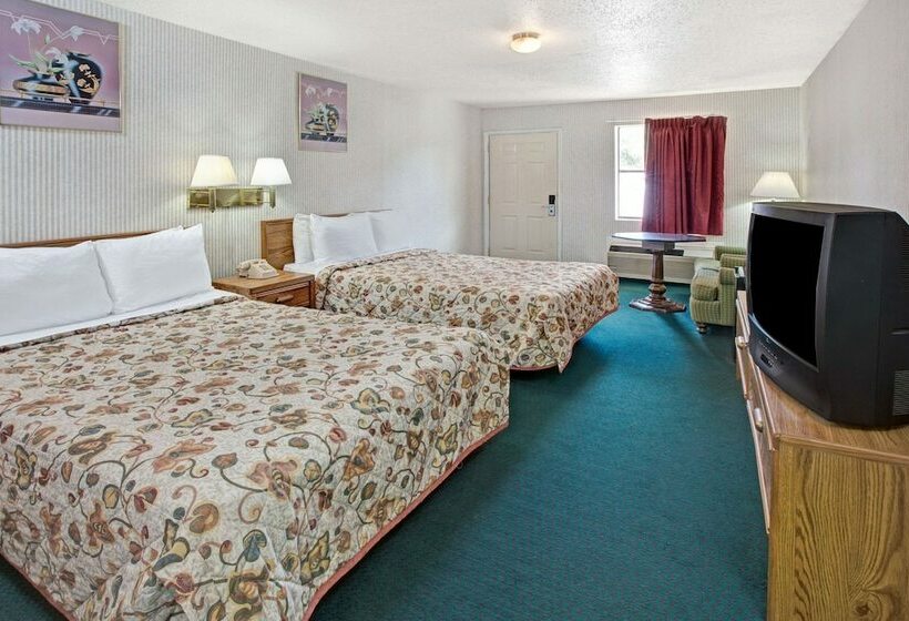 带2个双人床的标准工作室, Knights Inn South Houston