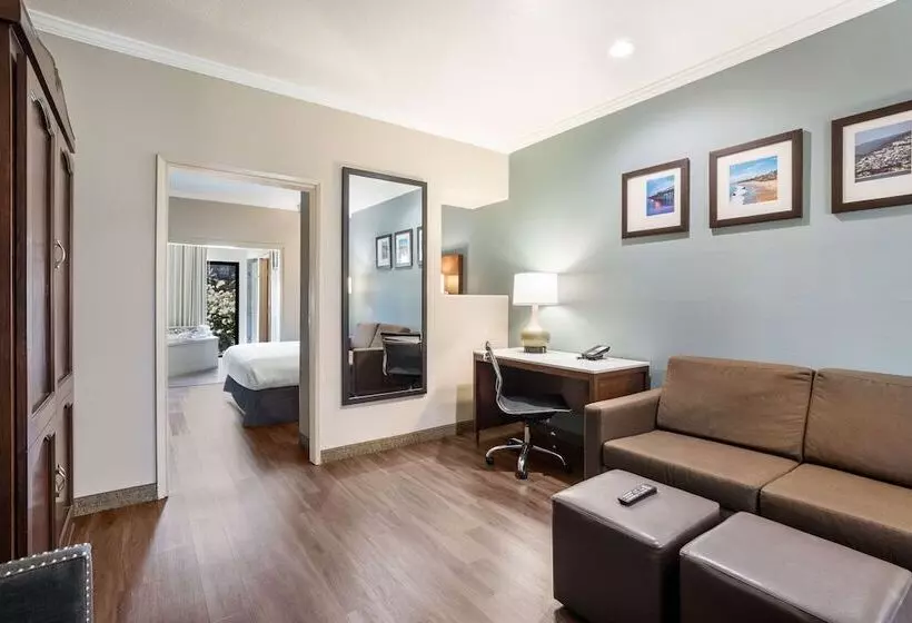 سوئیت با وان آب گرم, Mainstay Suites Orange County John Wayne Airport