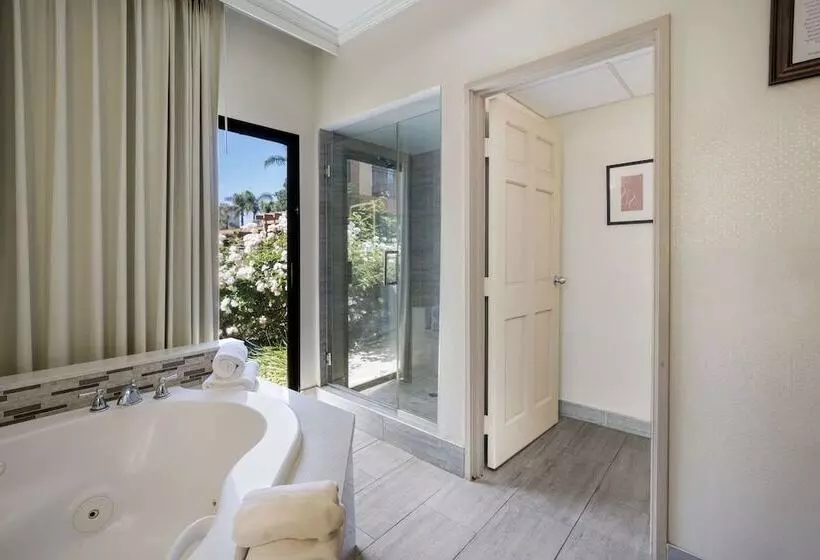 سوئیت با وان آب گرم, Mainstay Suites Orange County John Wayne Airport