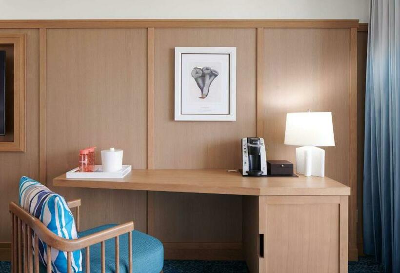 جناح كلوب, Outrigger Reef Waikiki Beach Resort