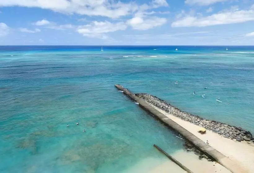 キングサイズベッドのクラブルーム, Outrigger Reef Waikiki Beach Resort