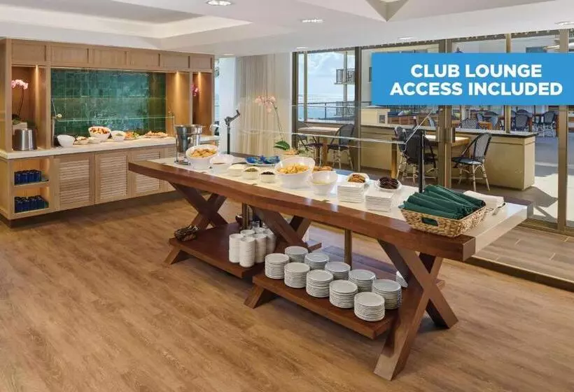 キングサイズベッドのクラブルーム, Outrigger Reef Waikiki Beach Resort