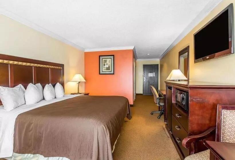 اتاق استاندارد با تخت بزرگ برای معلولان, Quality Inn & Suites Bell Gardenslos Angeles