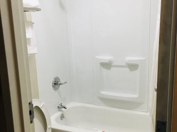 غرفه قياسيه سريرين مزدوجين, Ramada By Wyndham Batesville