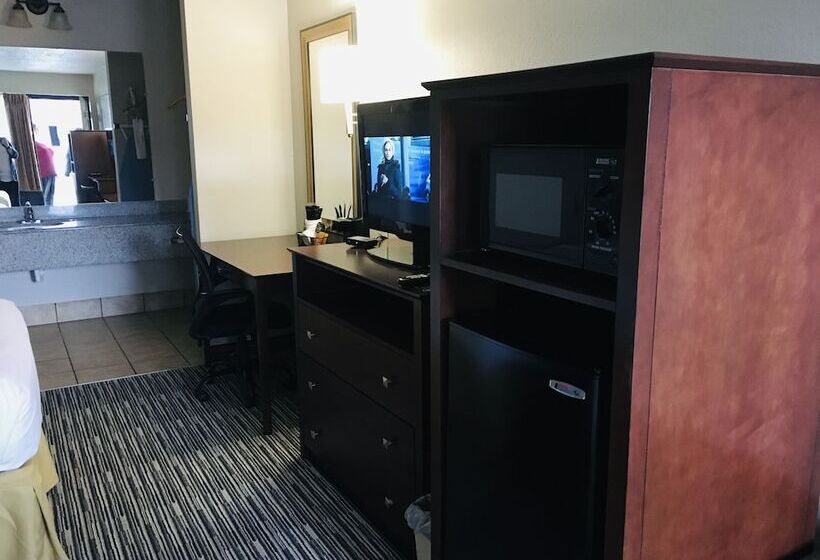 غرفه قياسيه سريرين مزدوجين, Ramada By Wyndham Batesville