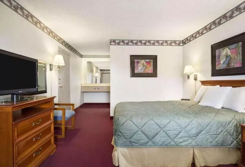 キングサイズベッドのスタンダードルーム, Ramada By Wyndham Batesville