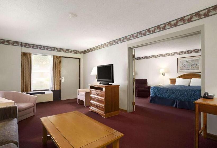 מיטת קינג בסוויטה, Ramada By Wyndham Batesville