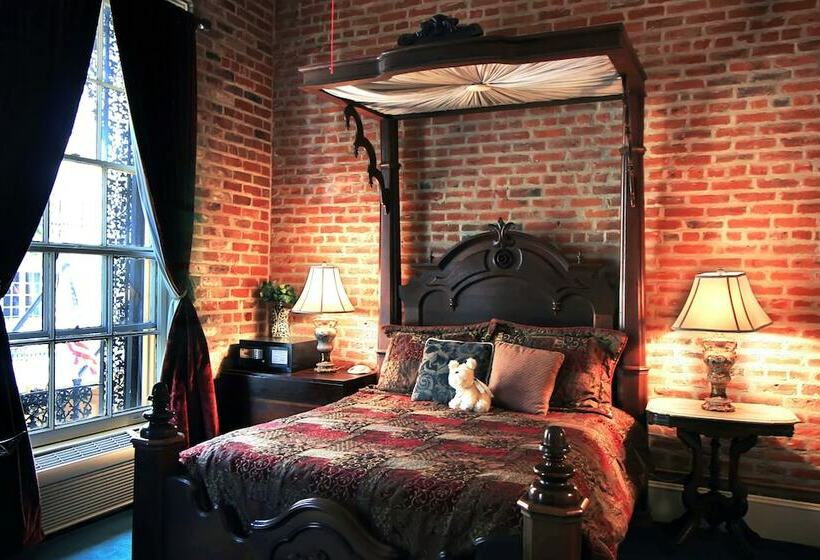 غرفة قياسية سرير ملكى, The Olivier House