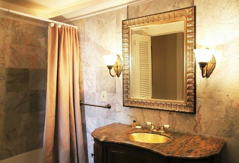 غرفة قياسية سرير ملكى, The Olivier House