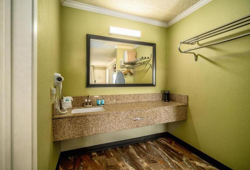 جناح, The Buena Park Hotel & Suites