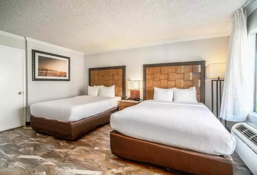 اتاق لوکس با وان آب گرم, The Buena Park Hotel & Suites