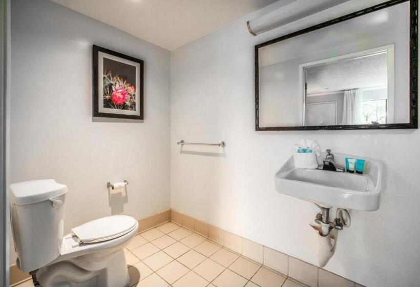 غرفة ديلوكس مزوَّدة بجاكوزي, The Buena Park Hotel & Suites