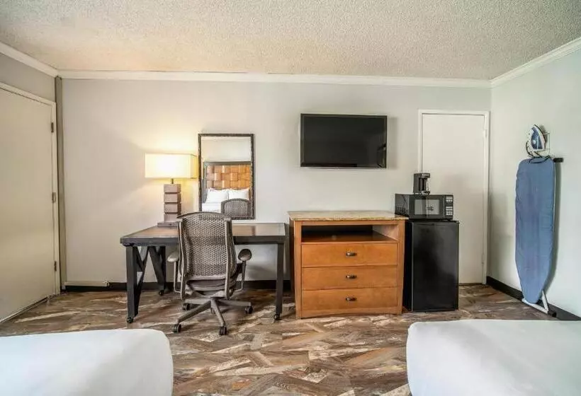 اتاق لوکس با وان آب گرم, The Buena Park Hotel & Suites