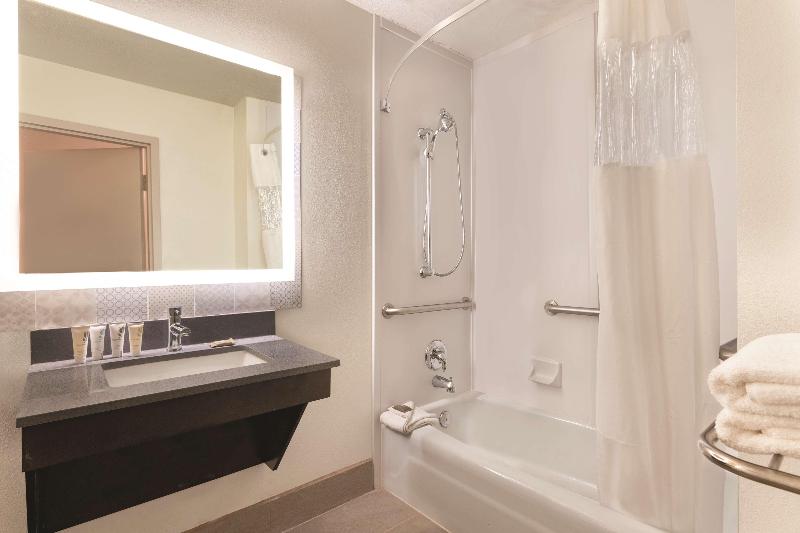 اتاق استاندارد برای معلولان, Country Inn & Suites By Radisson, North Little Rock, Ar